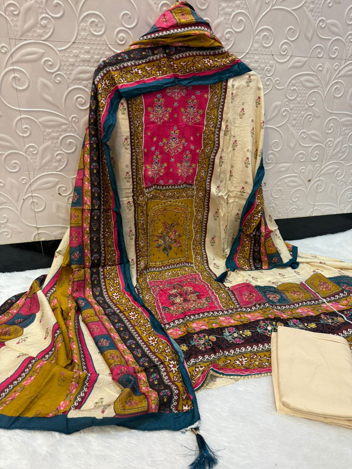 Pure Viscose Maslin Digital Print Non-Stitched 3-Piece Suit Set with Dupatta