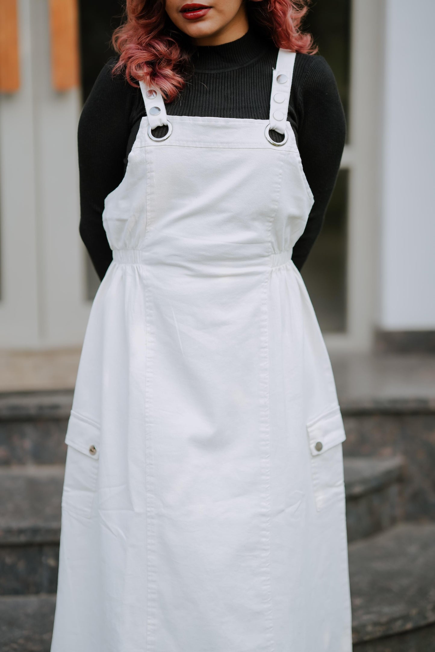 Effortless style, endless elegance. Grab this chic dungaree dress today! ✨🤍