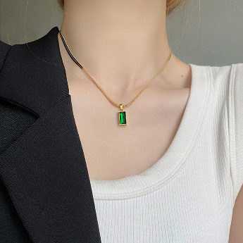 Gold-Plated Green Geometric Pendant – Anti-Tarnish Stainless Steel (Thin Chain)
