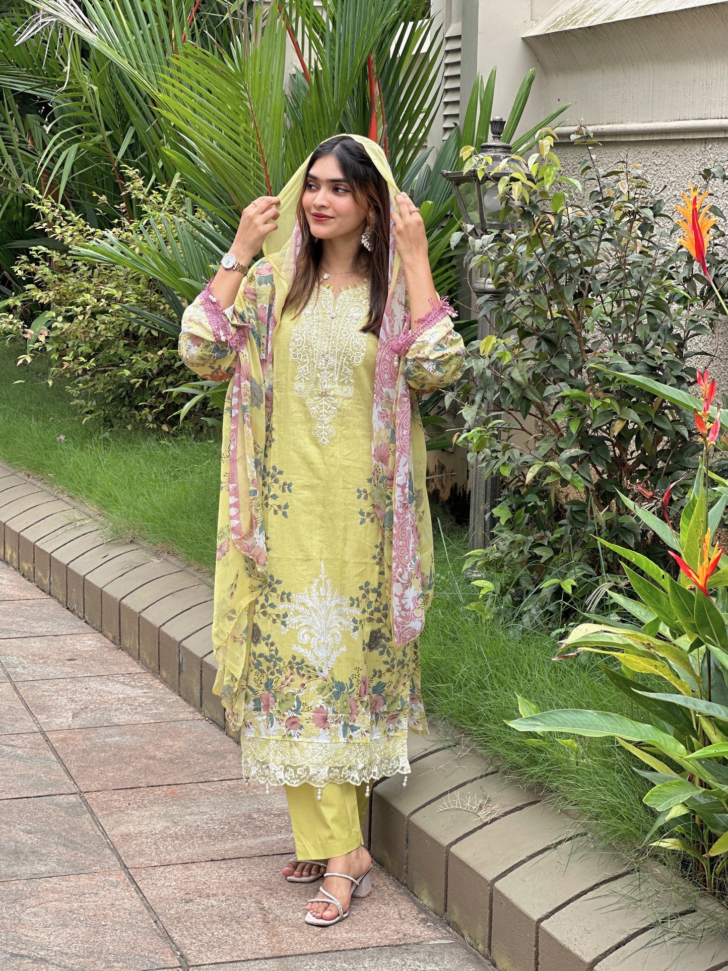When comfort meets sophistication 💛 Viscose rayon beauty with dreamy detailing.